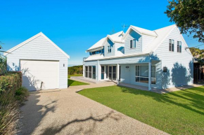 Middle Rock Beach House - Beach Front, Lake Cathie